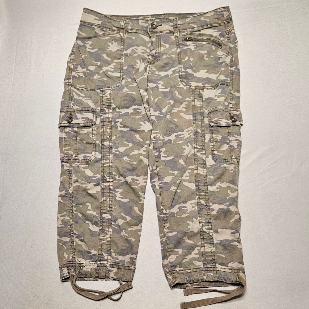 Faded Glory Womens Camo Cargo Capris in Green/Tan